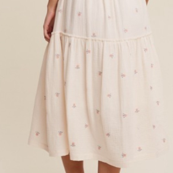 104. 🛑COST! LAST 1!Embroidered cream Floral Maxi long Puff Sleeve Pocket Dress - Picture 5 of 5